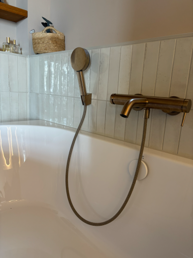 Bildausschnitt von Badewanne mit Fliesen dahinter