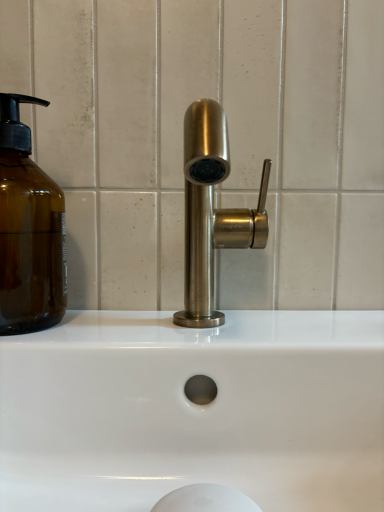 Detailansicht Waschbecken mit Fliesen dahinter
