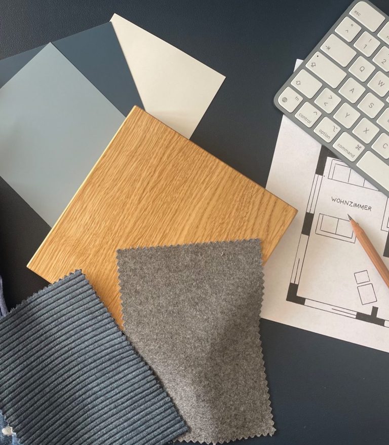 Als Moodboard arrangierte Textilien, Farb- bzw. Material-Muster und Ausschnitt eines Grundrisses.